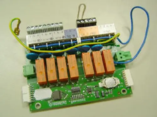 Platine mit mehreren Relais, die zur Steuerung von elektrischen Geräten verwendet wird. Die Schaltung zeigt Bereiche für Anschlüsse und die Marke Remeha ist erkennbar.